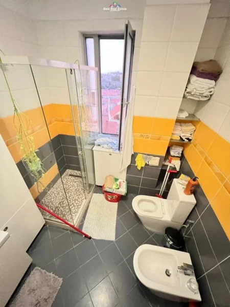 Tirane, jepet me qera apartament 2+1 Kati 4, 98 m² 800 € (selvia)