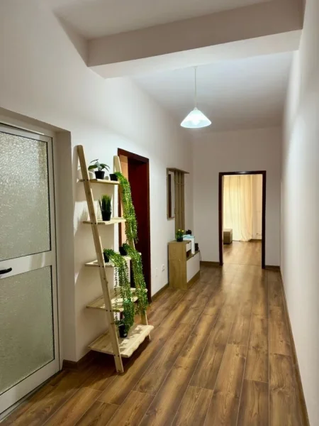 Tirane, jepet me qera apartament 1+1 Kati 4, 73 m² 650 € (Rruga e Kavajes)