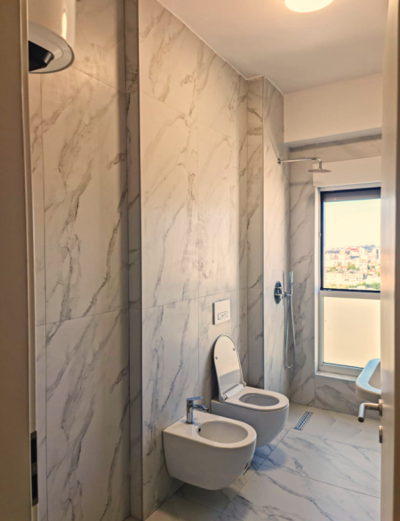 Tirane, jepet me qera apartament 1+1+Ballkon Kati 7, 60 m² 400 € (Rezidenca Kaimi)