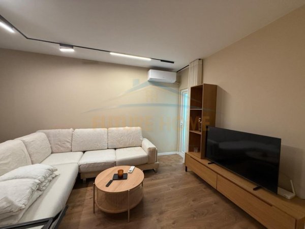 Tirane, jepet me qera apartament 2+1+Aneks+Ballkon Kati 3, 800 m² 800 € (KOMUNA E PARISIT)