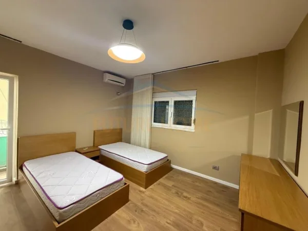 Tirane, jepet me qera apartament 2+1+Aneks+Ballkon Kati 3, 800 m² 800 € (KOMUNA E PARISIT)