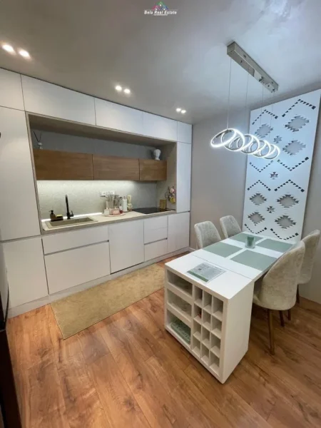 Tirane, jepet me qera apartament 1+1+Ballkon Kati 2, 62 m² 1100 € (bllok)