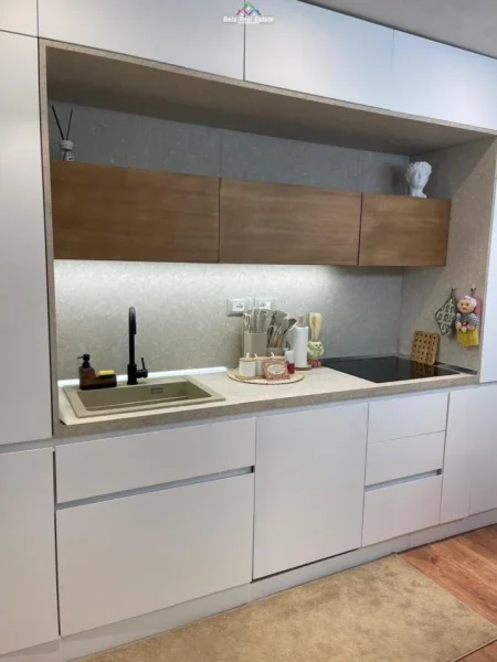 Tirane, jepet me qera apartament 1+1+Ballkon Kati 2, 62 m² 1100 € (bllok)