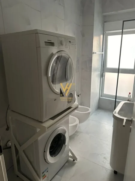 Tirane, jepet me qera apartament 1+1+Ballkon Kati 7, 65 m² 500 € (ALI DEMI)