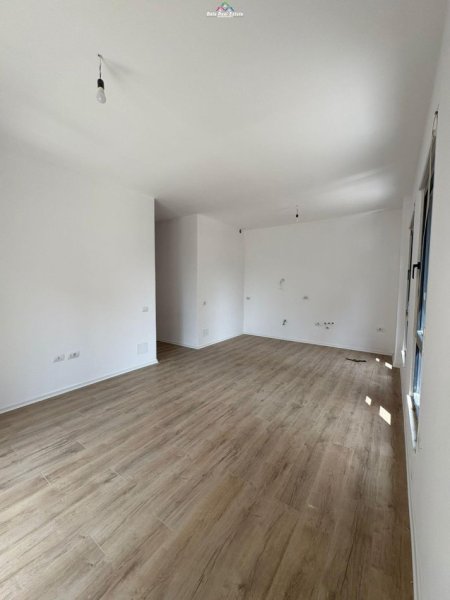 Tirane, jepet me qera zyre Kati 1, 104 m² 750 € (porcelan)
