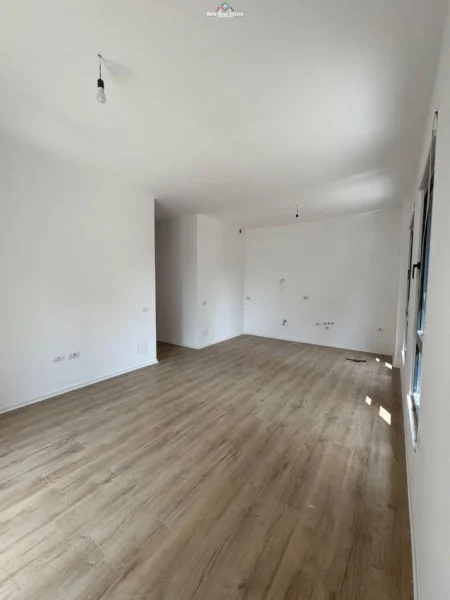 Tirane, jepet me qera zyre Kati 1, 104 m² 750 € (porcelan)