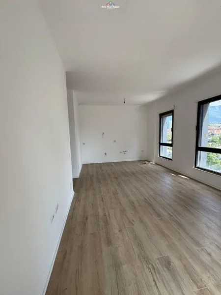 Tirane, jepet me qera zyre Kati 1, 104 m² 750 € (porcelan)