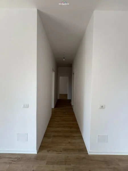 Tirane, jepet me qera zyre Kati 1, 104 m² 750 € (porcelan)