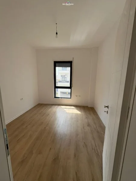 Tirane, jepet me qera zyre Kati 1, 104 m² 750 € (porcelan)