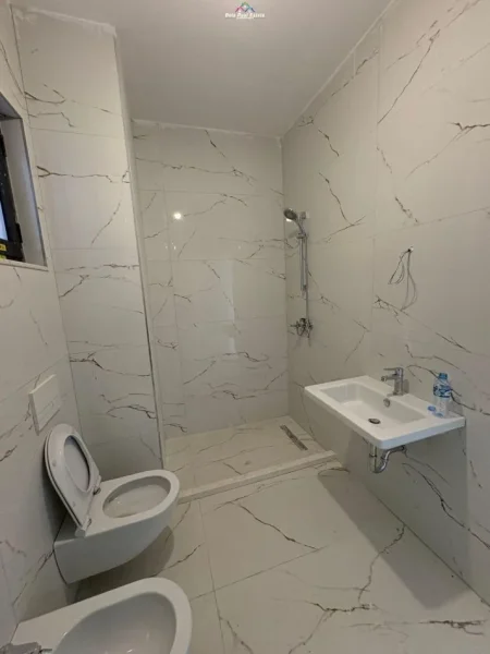 Tirane, jepet me qera zyre Kati 1, 104 m² 750 € (porcelan)