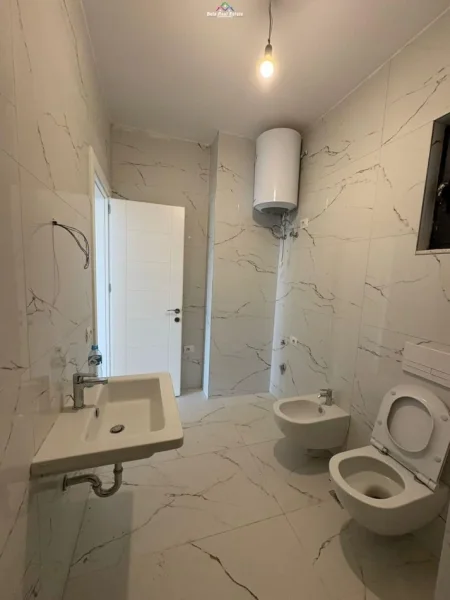Tirane, jepet me qera zyre Kati 1, 104 m² 750 € (porcelan)