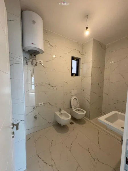 Tirane, jepet me qera zyre Kati 1, 104 m² 750 € (porcelan)