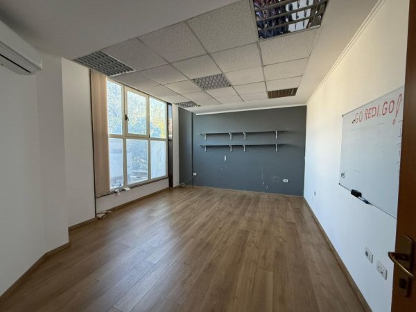 Tirane, jepet me qera zyre Kati 1, 27 m² 450 € (Ambasada amerikane)