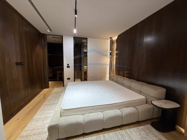 Tirane, jepet me qera apartament 3+1+2+Ballkon Kati 2, 197 m² 2.500 € (Tirana Garden Building)