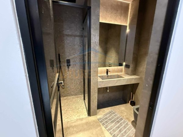 Tirane, jepet me qera apartament 3+1+2+Ballkon Kati 2, 197 m² 2.500 € (Tirana Garden Building)