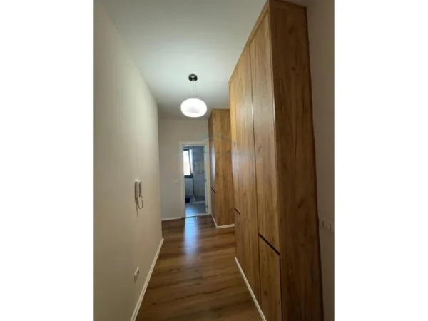 Tirane, jepet me qera apartament 2+1+Ballkon Kati 7, 120 m² 800 € (Pazari i Ri)
