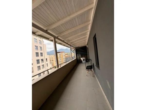 Tirane, jepet me qera apartament 2+1+Ballkon Kati 7, 120 m² 800 € (Pazari i Ri)