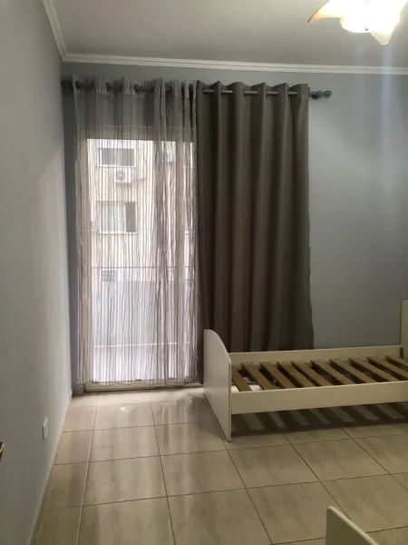 Tirane, jepet me qera apartament 2+1 Kati 2, 100 m² 500 € (Pallatet Cabej Misto Mame)