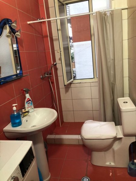 Tirane, jepet me qera apartament 2+1 Kati 2, 100 m² 500 € (Pallatet Cabej Misto Mame)