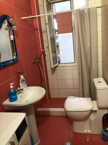 Tirane, jepet me qera apartament 2+1 Kati 2, 100 m² 500 € (Pallatet Cabej Misto Mame)