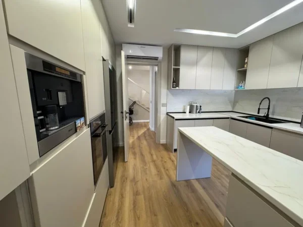 Tirane, jepet me qera apartament Duplex, +Ballkon Kati 5, 150 m² 1.400 € (Rezidenca Kodra e Diellit)