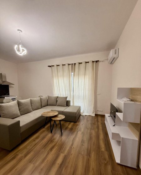 Tirane, jepet me qera apartament 1+1 Kati 4, 73 m² 650 € (Xhamia Rruga e Kavajes)