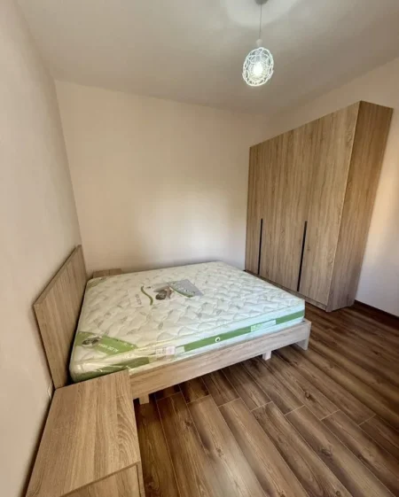 Tirane, jepet me qera apartament 1+1 Kati 4, 73 m² 650 € (Xhamia Rruga e Kavajes)