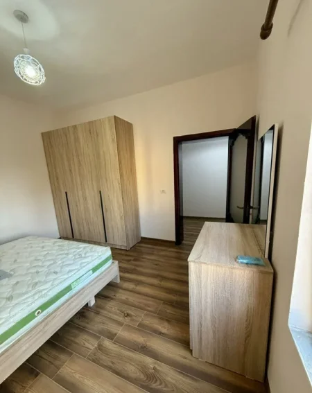 Tirane, jepet me qera apartament 1+1 Kati 4, 73 m² 650 € (Xhamia Rruga e Kavajes)