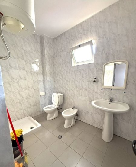 Tirane, jepet me qera apartament 1+1 Kati 4, 73 m² 650 € (Xhamia Rruga e Kavajes)