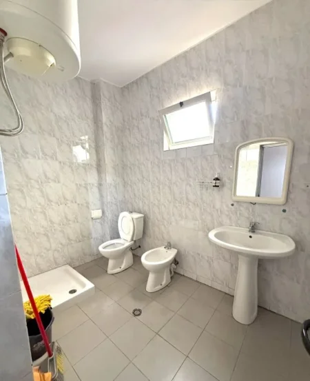 Tirane, jepet me qera apartament 1+1 Kati 4, 73 m² 650 € (Xhamia Rruga e Kavajes)