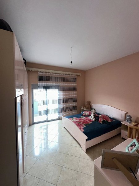 Durres, shes apartament 2+1+Ballkon Kati 3, 136 m² 150.000 € (SHITET APARTAMENT • 2+1 + 2 Ballkone Adresa: Drejtoria Policis • 150.000€ • Sipërfaqja: 136 m² • Kati 3 Banim, Pallat i ri me ashensor • Me dokumentacion te rregullt ...