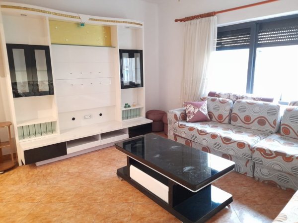 Tirane, jepet me qera apartament 1+1 Kati 5, 80 m² 400 € (Rruga Ferit Xhajko)