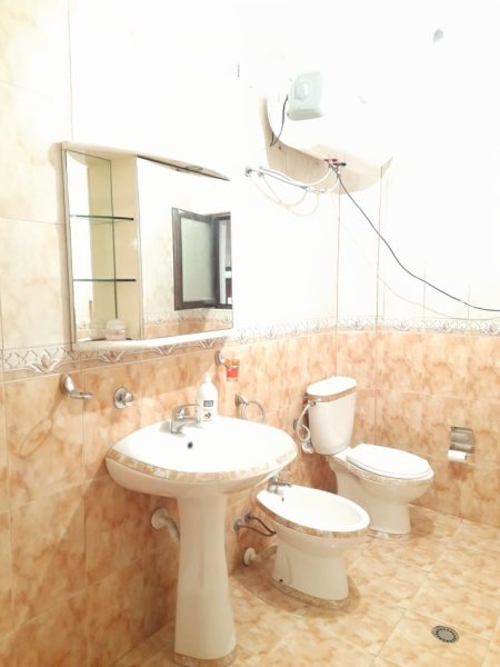 Tirane, jepet me qera apartament 1+1 Kati 5, 80 m² 400 € (Rruga Ferit Xhajko)