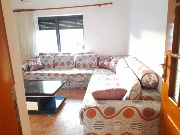 Tirane, jepet me qera apartament 1+1 Kati 5, 80 m² 400 € (Rruga Ferit Xhajko)