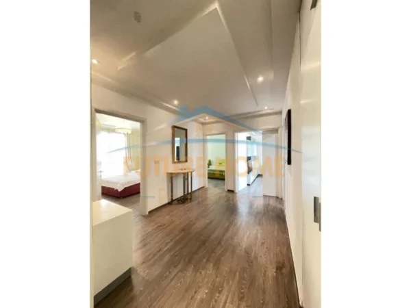Tirane, jepet me qera apartament 3+1+Aneks+Ballkon Kati 3, 175 m² 2.000 € (LIQENI ARTIFICIAL)