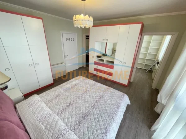 Tirane, jepet me qera apartament 3+1+Aneks+Ballkon Kati 3, 175 m² 2.000 € (LIQENI ARTIFICIAL)