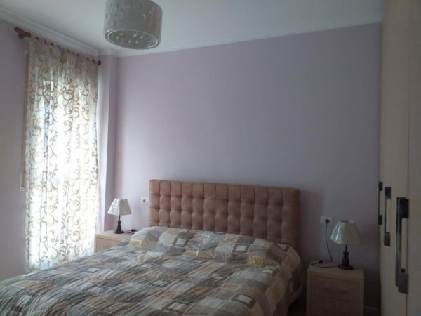 Tirane, jepet me qera apartament 1+1+Ballkon Kati 4, 76 m² 700 € (PAZARI I RI)