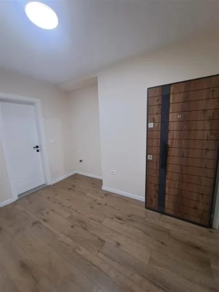 Tirane, jepet me qera zyre Kati 2, 80 m² 1.200 € (9-KATSHET)