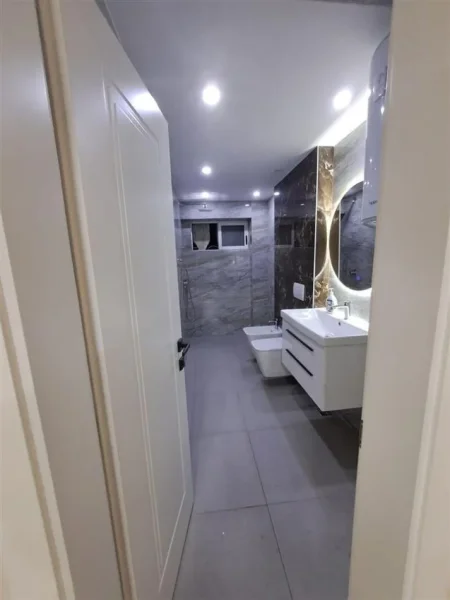 Tirane, jepet me qera zyre Kati 2, 80 m² 1.200 € (9-KATSHET)