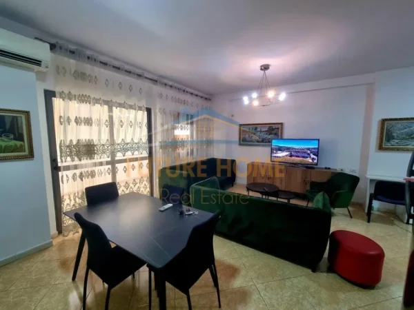 Tirane, jepet me qera apartament 2+1+Ballkon Kati 4, 113 m² 750 € (Komuna e Parisit)