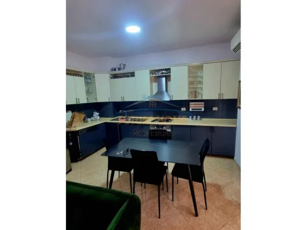 Tirane, jepet me qera apartament 2+1+Ballkon Kati 4, 113 m² 750 € (Komuna e Parisit)