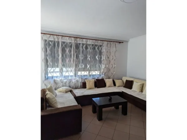 Tirane, jepet me qera apartament 2+1+Ballkon Kati 2, 84 m² 700 € (Liqeni)