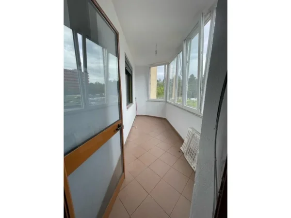 Tirane, jepet me qera apartament 2+1+Ballkon Kati 2, 84 m² 700 € (Liqeni)