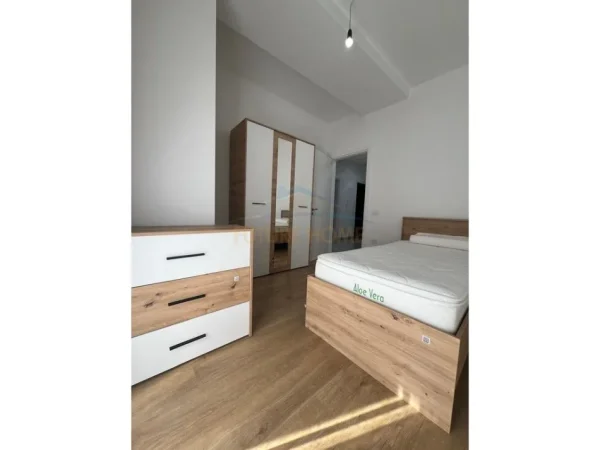Tirane, jepet me qera apartament 2+1+Aneks+Ballkon Kati 3, 105 m² 550 € (UNAZE E RE)