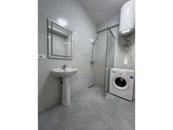 Tirane, jepet me qera apartament 2+1+Aneks+Ballkon Kati 3, 105 m² 550 € (UNAZE E RE)