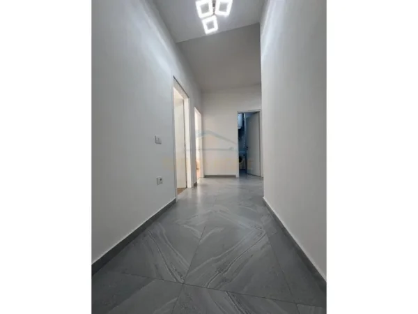 Tirane, jepet me qera apartament 2+1+Aneks+Ballkon Kati 3, 105 m² 550 € (UNAZE E RE)