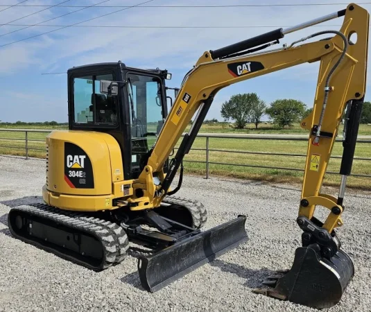 Tirane, shitet Eskavator me zinxhir Nafte, e verdhë 22.000 €