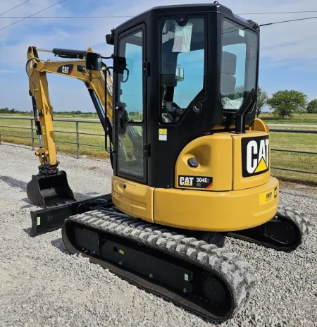 Tirane, shitet Eskavator me zinxhir Nafte, e verdhë 22.000 €