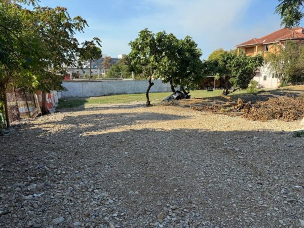 Tirane, jepet me qera parkim per kompani automjetesh, Kati 0, 1.500 m² 700 € (Rruga Llazi Miho)