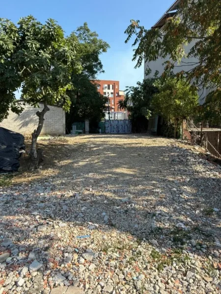 Tirane, jepet me qera parkim per kompani automjetesh, Kati 0, 1.500 m² 700 € (Rruga Llazi Miho)